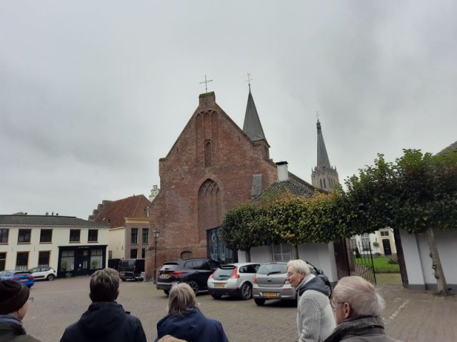 16. 2 torens en een brede straat